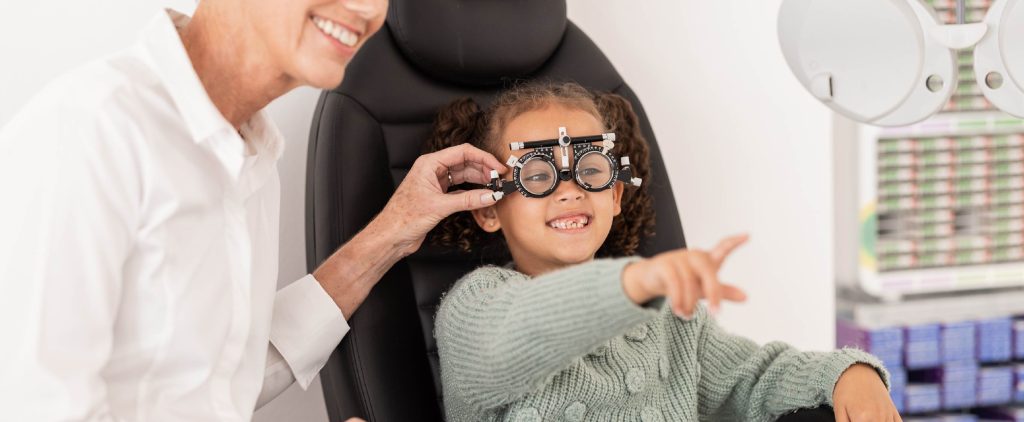 Kids' Eye Exams: What to Expect 3 kid getting eye exam